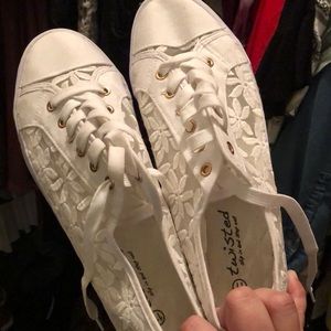 White lace sneaker. Size 11